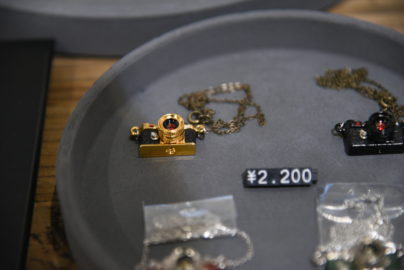 カメラ型のアクセサリー。よく見るとリアルな作り