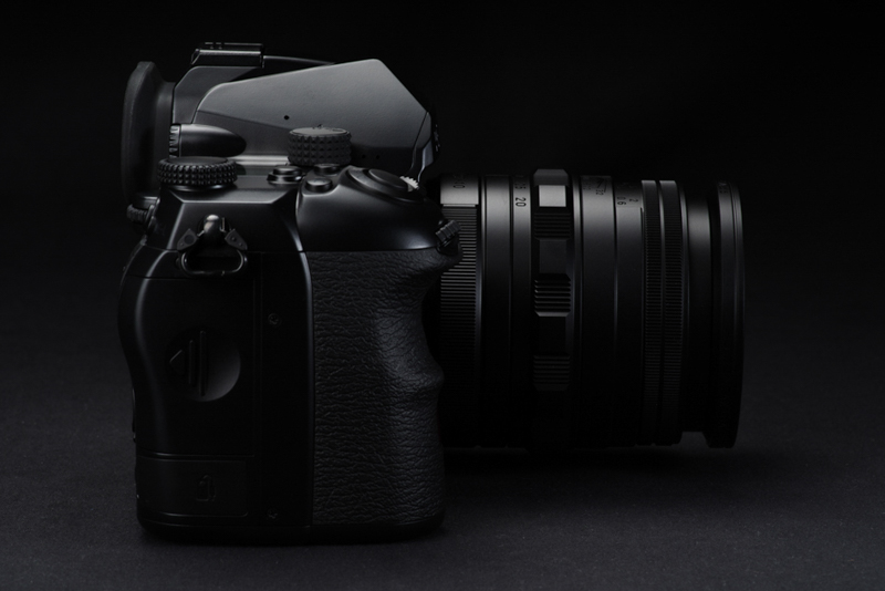 同カラーの「HD PENTAX-DA 20-40mmF2.8-4ED Limited DC WR Jet Black」が付属