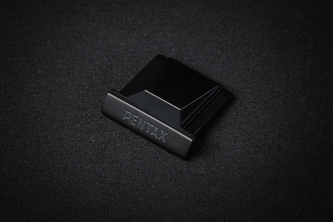 単品でも販売する「ホットシューカバー PENTAX O-HC177 Black」