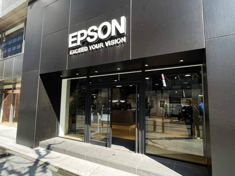 エプソンスクエア丸の内（東京都千代田区丸の内3-4-1 新国際ビル1階）。開館時間は11時〜17時。個人向けは日曜休館、法人向けは土・日・祝日休館