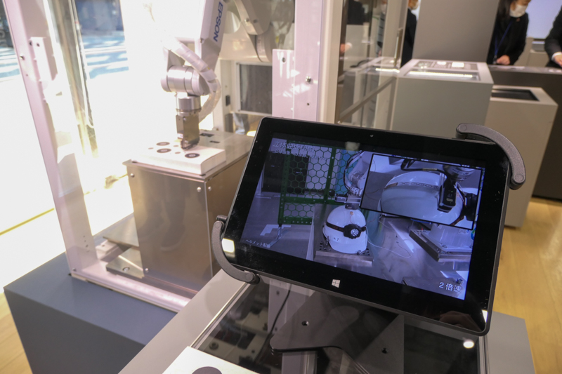 技術展示の一例、立体曲面印刷のデモ