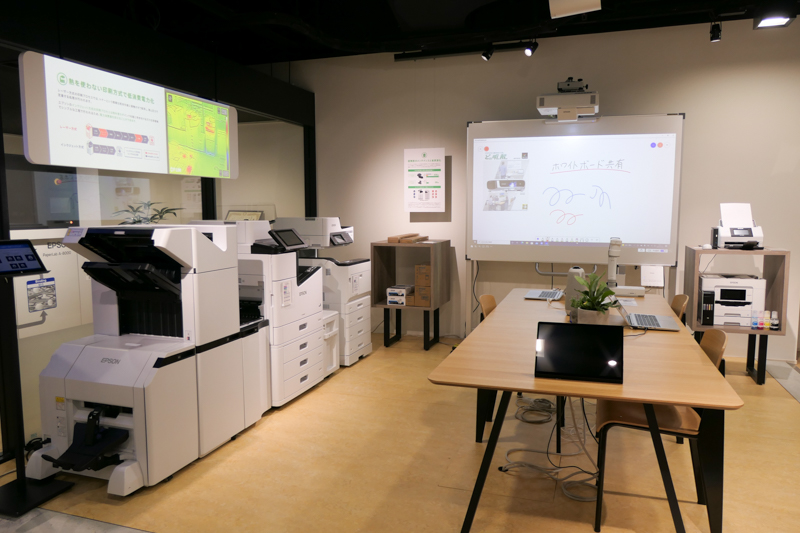 1階にあるオフィス向け製品のコーナー。各種製品を実使用に近いスタイルで展示している