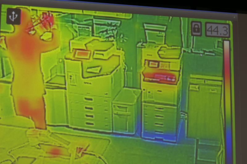 展示の一例。サーマルカメラで、インクジェット（中央左）とレーザー（中央右）方式のプリンターをそれぞれ観察。インクジェットが熱を使わずシンプルな工程であることをアピールする