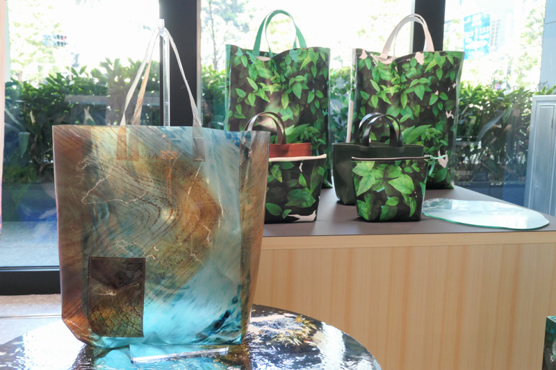 様々なアイテムのプリント例を展示している