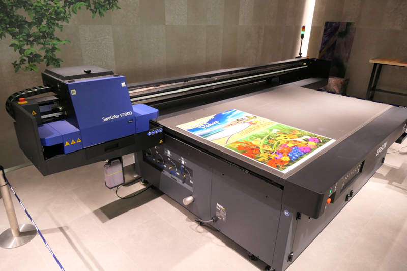 同社初のUVインク搭載プリンター「SureColor V7000」。対応サイズは2,500×1,250mm