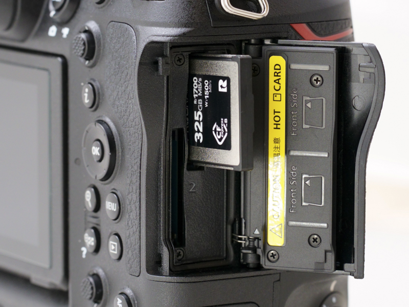 Z 9はCFexpress Type B用のスロットを2つ備えている