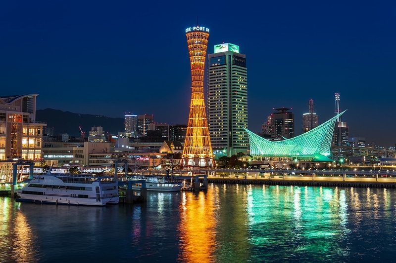 神戸ポートタワー。カラーになることでモノクロとはまた違った魅力が感じられる