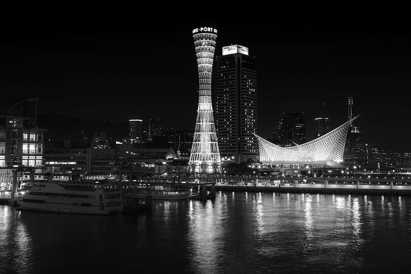 神戸ポートタワー。カラーになることでモノクロとはまた違った魅力が感じられる