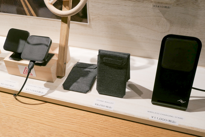 充電機能付きの自動車用マウントや、キックスタンドにもなるカードケースなどを用意