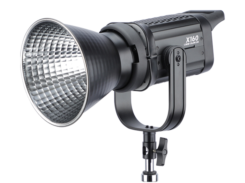 X160 COB Bi-COLOR LED Light（リフレクター装着時）