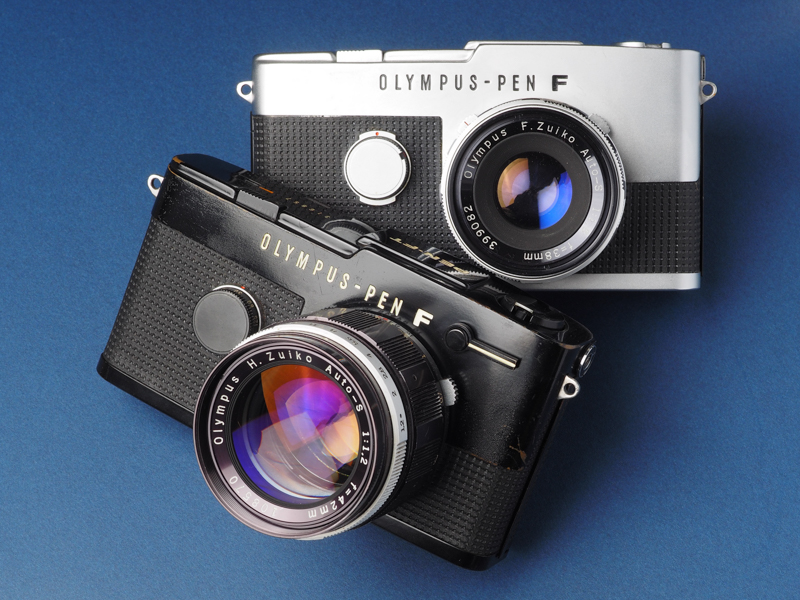 参考までにフィルムのオリンパスPEN2機種。手前がPEN-FTです。TTL露出計内蔵です。後ろがMedical use Type1と申しまして、科学写真用です。メーターも入っておらずセルフもありません。ファインダーも顕微鏡用仕様なんですが、修理屋さんに通常のファインダーに換装してもらいました。