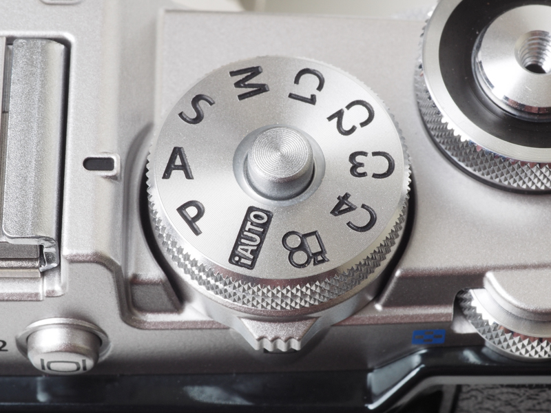 筆者は個人的に嫌いなんですよね、撮影モードダイヤル。そんなに頻繁には動かさないんじゃないですか？ Cポジションもこんなに数が必要なんですか？ 何を設定したか忘れちゃうんですけど。