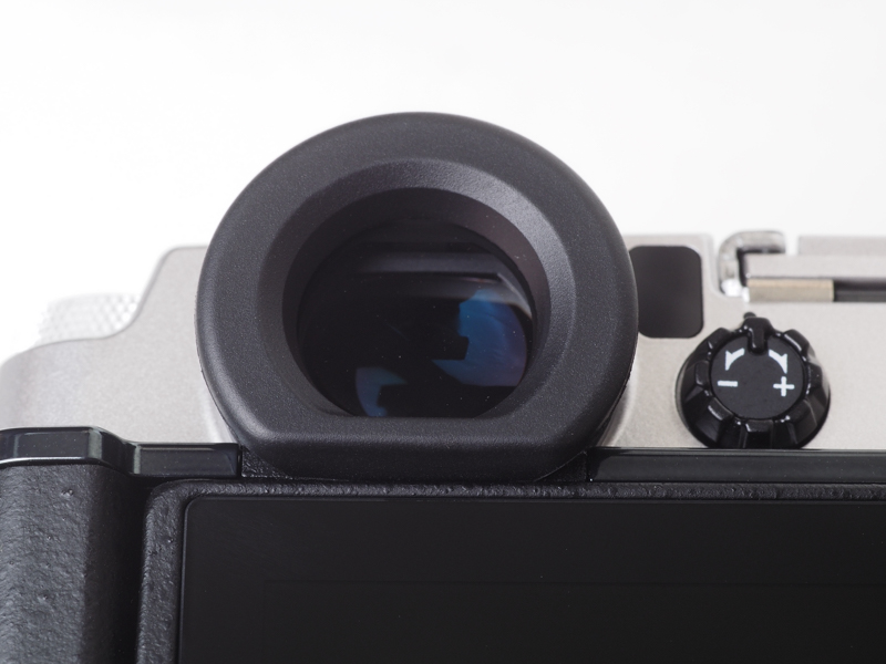 スペースの関係からファインダーアイピースの下部が切れています。LCDのスペースが必要だからですね。このムリヤリ感が素晴らしいですね。