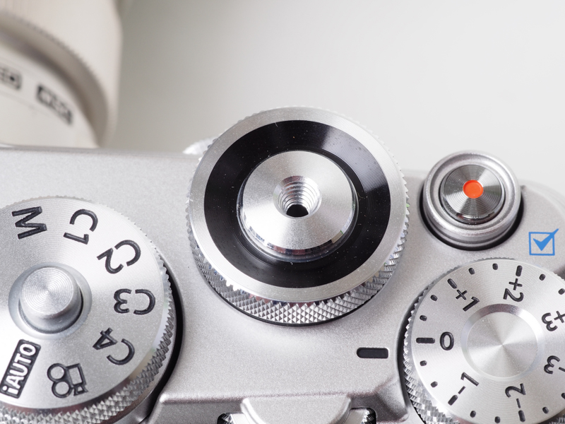 シャッターボタンは金属に限りますね。こうしてピカピカしていて、レリーズ穴があるというのが基本です。穴があると何かねじ込みたくなるのが問題ですが。