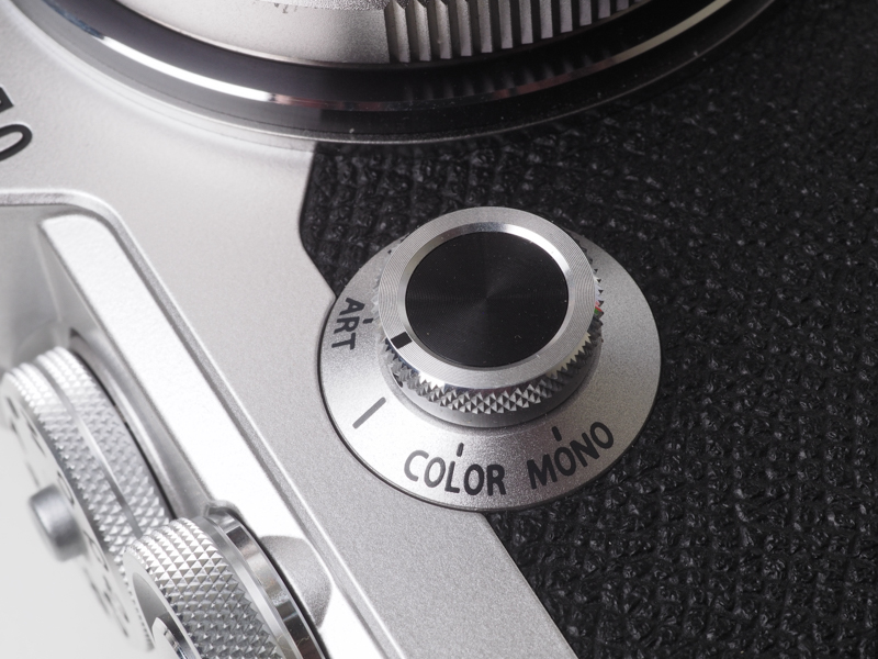 アートフィルターとかモノクロ、カラーのプロファイルを切り替えるダイヤルのようです。筆者は一度も使用したことないです。RAWで撮影して、現像時に反映させてはダメでしょうか。まあ、ダイヤルはあってもいいと思います。