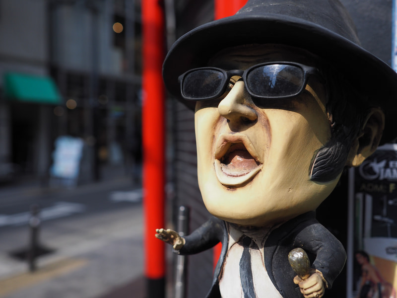 これも街写真ですが、寄りまくりです。筆者はこう見えても真面目ですから、カメラが傾かないようにフレーミングしておりますね。明暗差大きいですが良い階調の繋ぎ方かと。<br>PEN-F　M.ZUIKO DIGITAL ED 17mm F1.2 PRO（F2・1/8,000秒）ISO 400