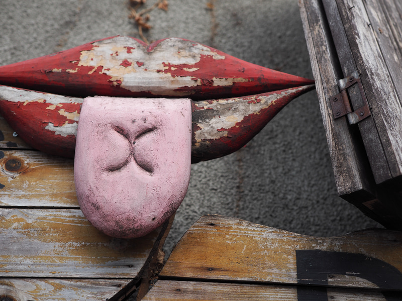 街を歩いていて、いろいろなものを拾い集ます。ええ拾い屋です。一眼レフスタイルのミラーレス機では撮らないものもPEN-Fなら撮ります。お気軽感があるからでしょうか。スマホ撮影と同じような感じです。<br>PEN-F　M.ZUIKO DIGITAL ED 17mm F1.2 PRO（F2・1/1,250秒）ISO 200