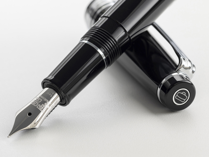 ニコンF2誕生50周年記念万年筆。ニコンダイレクトのみの取り扱い。税込2万2,000円