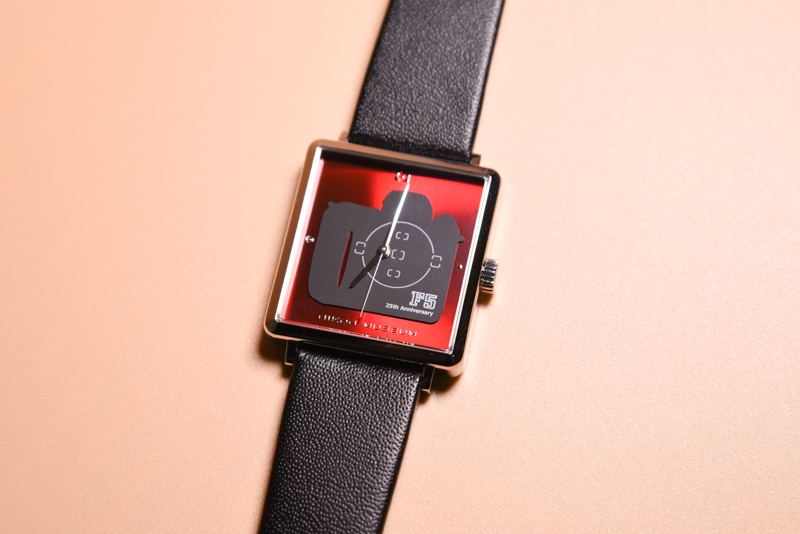 ニコンF5ウォッチ。赤い文字盤は光の反射が美しい