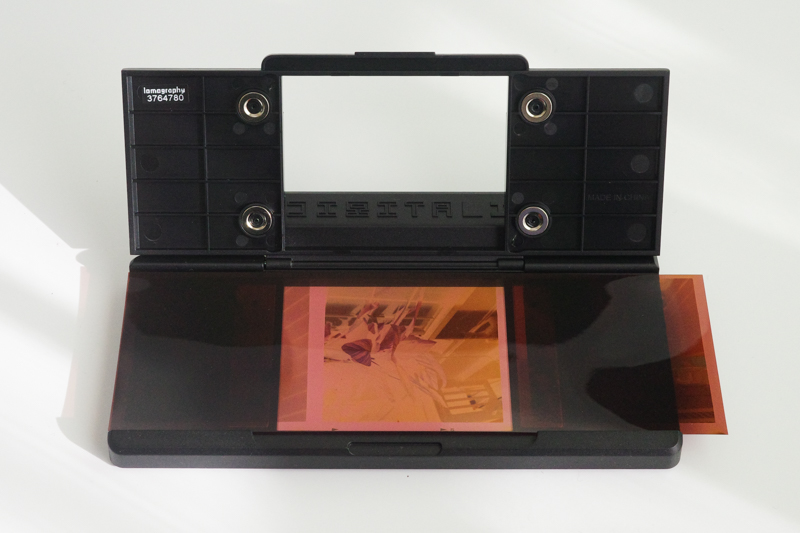 四隅のマグネットにご注目。しっかり留まります