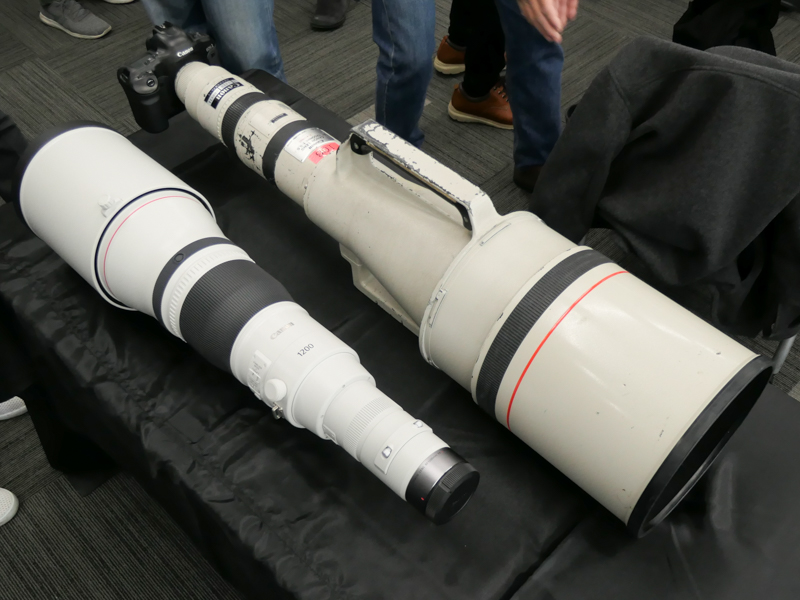 RF1200mm（左）とEF1200mm（右）。約13kgの重量差、約30年の時代差がある