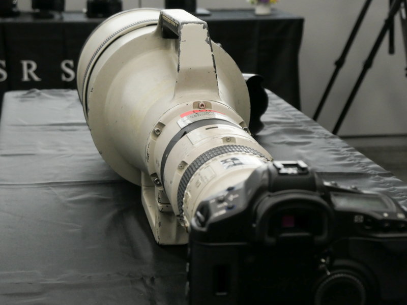 レンズ単体の重量は16.5kg。大きなハンドル部分を両手で掴み、腰をかばいながら持ち上げる必要があった