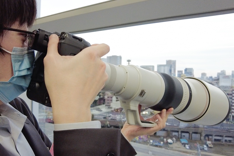 RF1200mm（約3,340g）をEOS R3に装着して構えたところ。超望遠レンズを扱った経験はないが、手ブレ補正との組み合わせにより、手持ちでもある程度のフレーミングを保っていられる重さだった