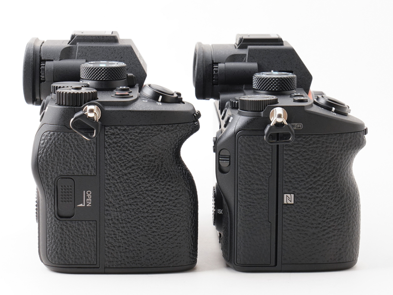 グリップの違いを見るために並べてみました。左がα7 IV、右がα7 III。α7 IVの方が大幅に張り出しが大きく、思い切った形状になっているのが分かると思います