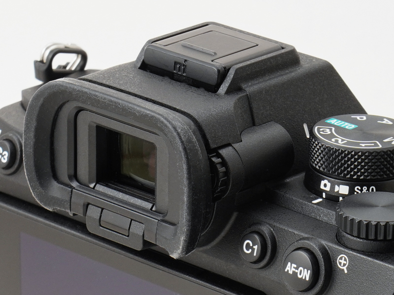 EVFの光学系が密閉構造となり防塵防滴性が向上し、ファインダー内の結露もなく快適に撮影できるそうです