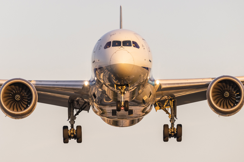 伊丹空港の夕日が着陸機のほぼ真正面に位置する時期に、太陽が沈む直前を狙って撮影。エンジンに光が差し込み、機体が光輝く瞬間を三脚を構えて見据えた<br><span class="fnt-85">EOS R5／EF500mm F4L IS II USM／500mm／絞り優先AE（F2.8、1/8秒、±0EV）／ISO 1600／WB:オート</span>