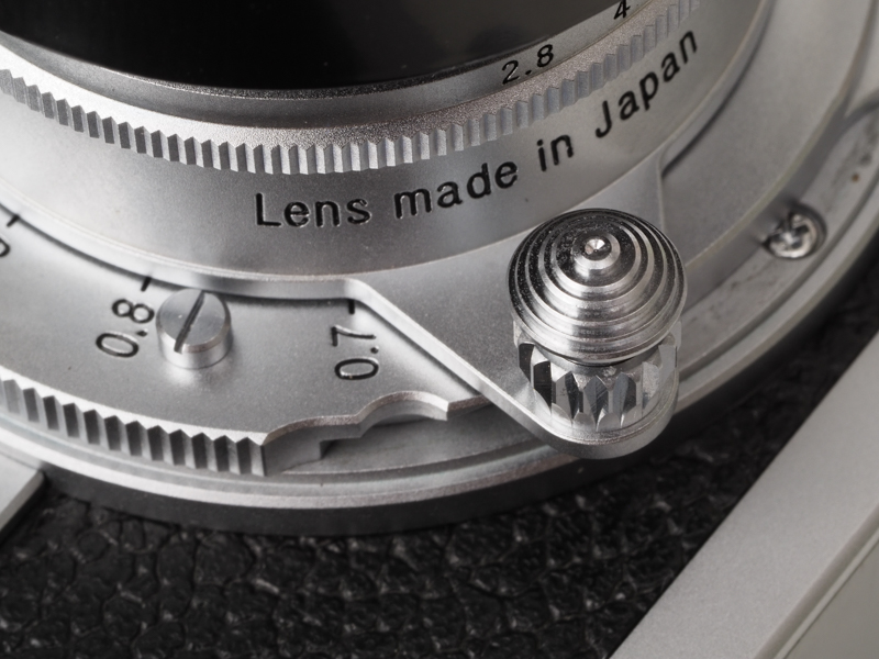 フォーカスレバーはインフィニティロックがついています。ボタンを押しながら解除する方式ですね。古いライカユーザーには説明不要かと。