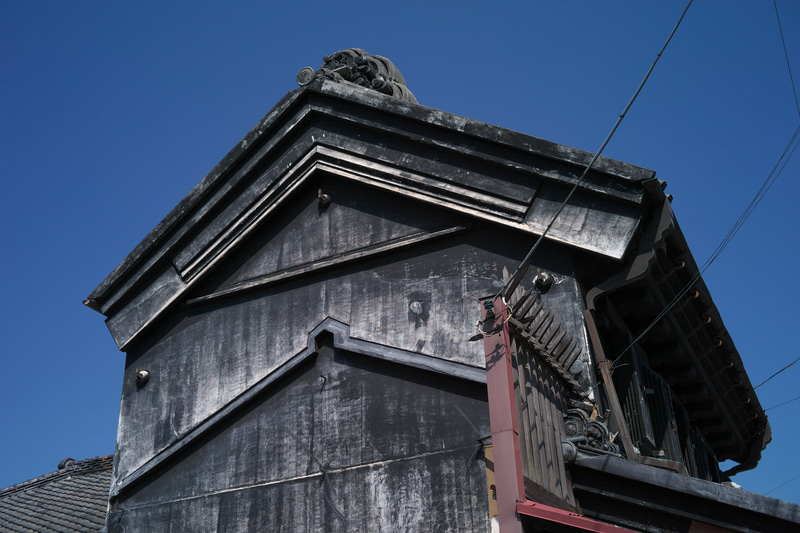 パースペクティブが自然なので、仰角のアングルでも自然な雰囲気を保てるのが40mmの特性ではないでしょうか。<br>M9　HELIAR 40mm F2.8 Aspherical（F8・1/750秒）ISO 200