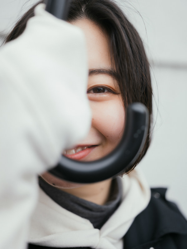 ライカSL2-S／アポ・ズミクロンSL f2/35mm ASPH.／35mm／マニュアル露出（F2、1/160秒）／ISO 50／WB：5,300K<br>出会い頭のインパクトを表現したくて、MFで絶妙にピンボケを狙った。寄りの写真の場合、ピント面からボケへのグラデーションが気になるが、ライカSL2-Sの描写は自然で美しい