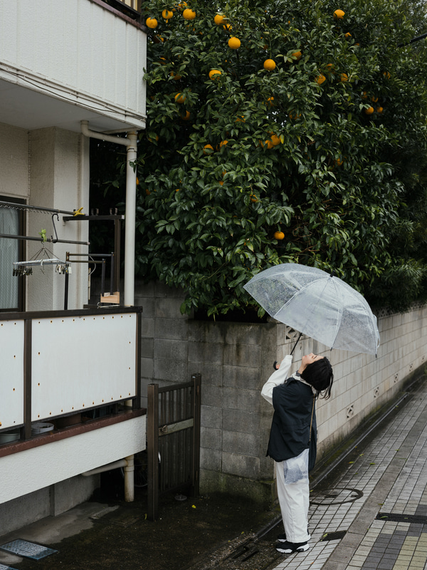 ライカSL2-S／アポ・ズミクロンSL f2/35mm ASPH.／35mm／マニュアル露出（F2、1/500秒）／ISO 100／WB：5,300K<br>「あ、夏ミカン！ かわいい！ こんなに寒いのに夏ミカンと一緒に写るのって不思議ですね」と言う彼女。開放絞りでもシャープな写りをしつつ、立体感も維持してくれる