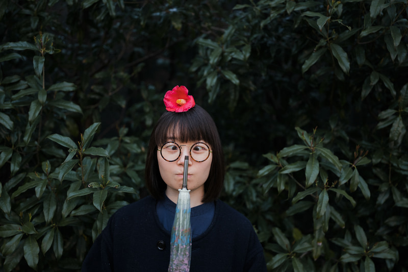 ライカSL2-S／アポ・ズミクロンSL f2/35mm ASPH.／35mm／マニュアル露出（F2、1/60秒）／ISO 800／WB：6,000K<br>暗い茂みから分離する髪の毛のディテールがよく分かる高い解像感。線の細さから伝わる立体感は中判カメラで得られるものとはまた違う。唯一無二のライカの世界が生まれる瞬間