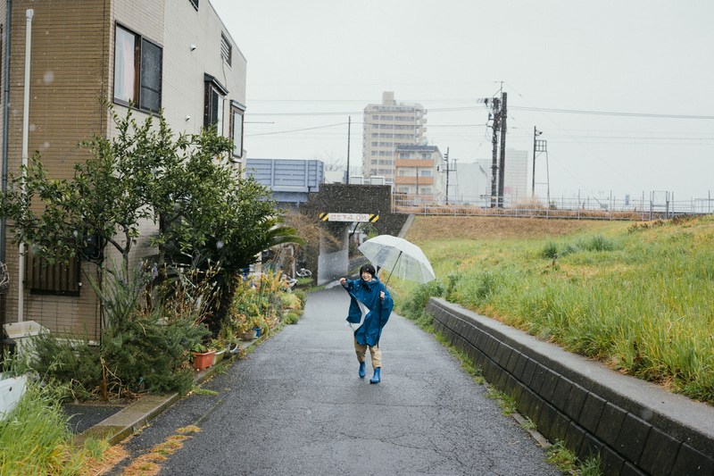 ライカSL2-S／アポ・ズミクロンSL f2/35mm ASPH.／35mm／マニュアル露出（F2、1/500秒）／ISO 100／WB：5,300K<br>彼女と僕の間に降りしきる雪。気温のせいか積もることはないが、春先の雪は1日中降り止むことはなかった。いつかこの写真を見て、東京に雪が降った日のことを僕は思い出すだろう