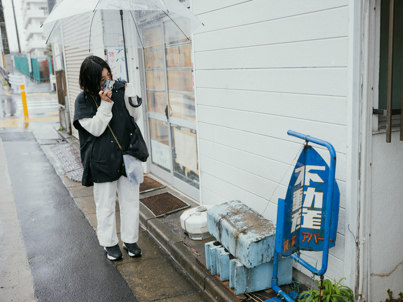 ライカSL2-S／アポ・ズミクロンSL f2/35mm ASPH.／35mm／マニュアル露出（F2、1/320秒）／ISO 100／WB：5,300K<br>「撮っても大丈夫だよ」。撮影中、今回はモデルだからと撮ることを遠慮していたフォトグラファーの彼女も1枚シャッターを切った。袖のなかに入っている左手が、この日の寒さを物語っている