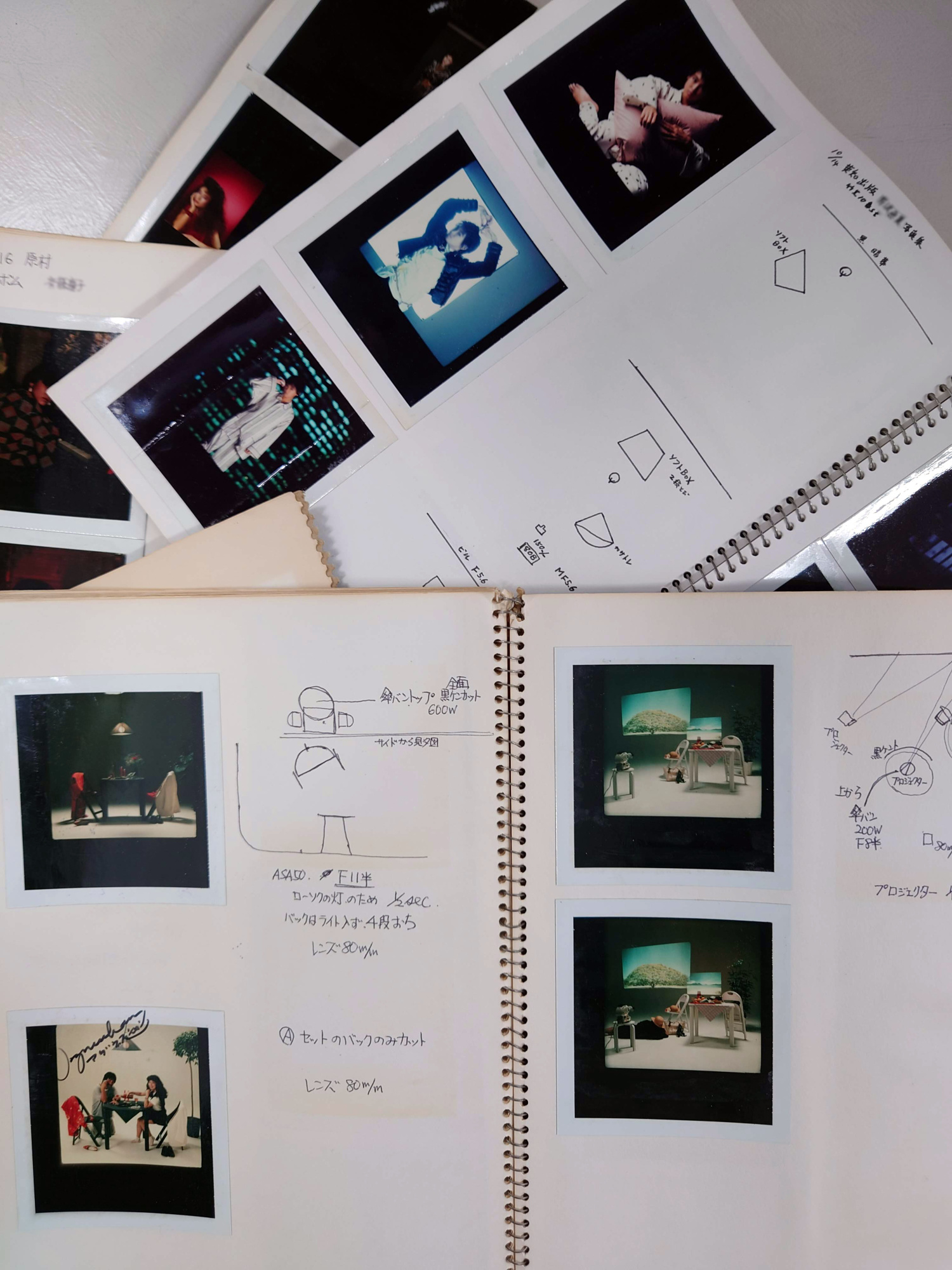 ノートの中。撮影ポラの横にはその時のライティングをイラスト付きで記録。