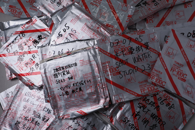 富士フイルム フォトラマFP-100Cの袋に入って仕分けされている撮影済みのポラ。