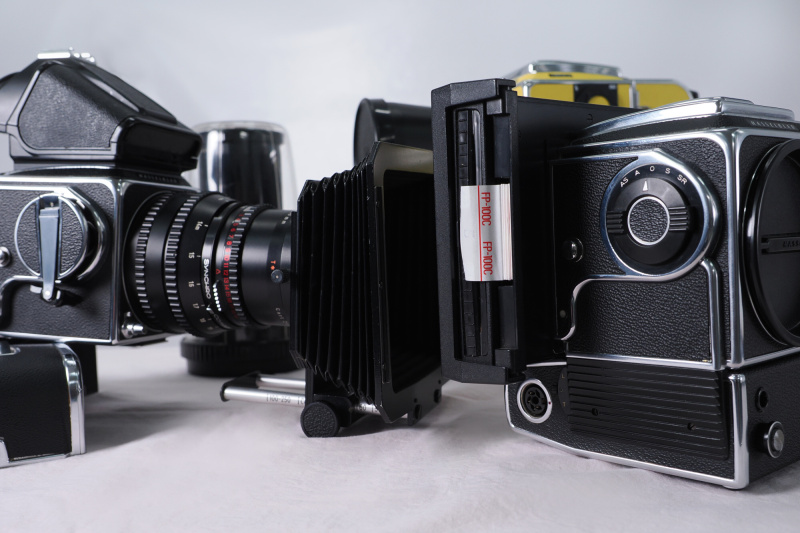 ハッセルに装着されたポラロイドホルダー。今もFP-100Cのポラが5枚入ったまま残ってます。