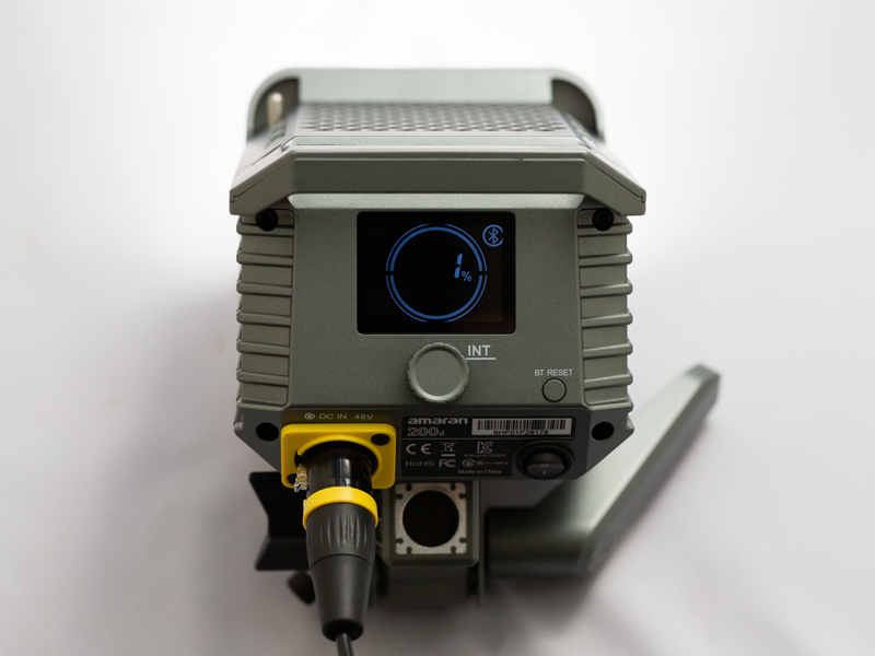 灯体背面の表示パネル。光量が1%刻みで表示される。シンプルな操作部だが、ダイヤルを押すと１押しごとに20%光量が変わり、回すと1%きざみで変えられる