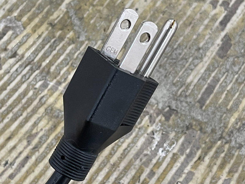 付属の電源ケーブルは3ピンタイプ。日本正規代理店のアガイ商事取り扱い分には2ピンプラグ変換アダプターが付属する