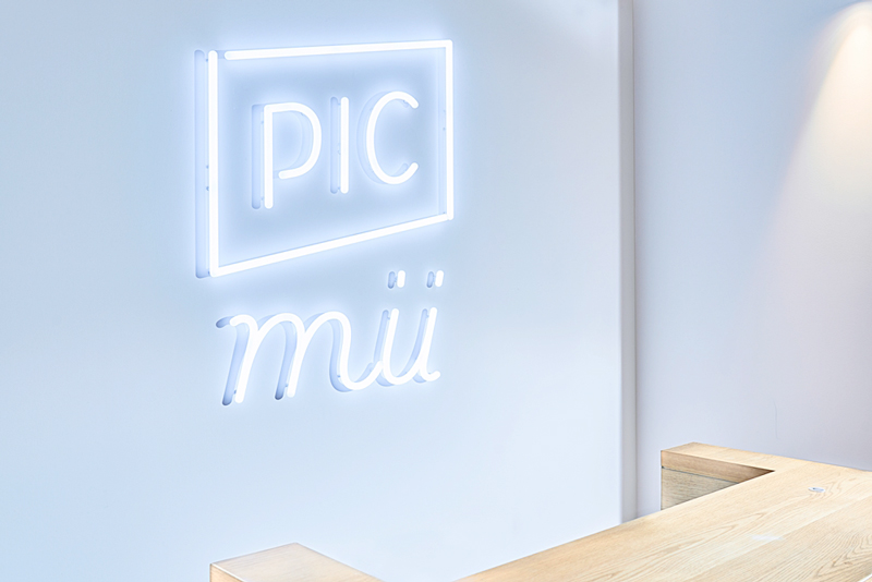 PICはpicture。動詞で「思い描く」の意味もあり、「本当の自分を思い描く」のメッセージを込めた。miiは自分を意味するmeの造語で、iを二つ重ねて二人が並んでいる様子を表現。さらに世界で通用する「kawaii」のiiをもじっているという。