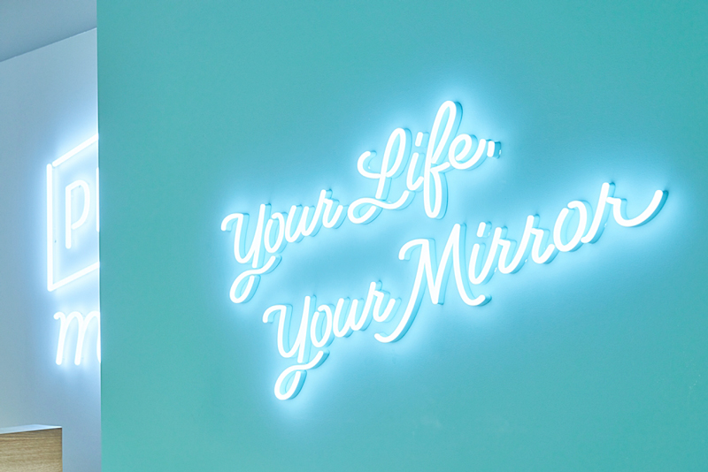 PICmiiのコンセプト「Your Life, Your Mirror」（以下、引用）。<br>「人前で見せる決まったポーズや表情よりも、その瞬間の自然な姿を、<br>その瞬間のありのままの気持ちを、あなたのペースで撮影する。<br>毎日見る鏡のように等身大のあなたに寄り添い、<br>あなたの人生を写し続ける写真館です。」