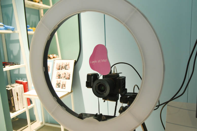 撮影に使用するカメラは「α7 III」。USB Type-C接続が利用できるのも選定のポイントだったという。撮影中はついついモニターを見てしまう利用者もいるため、「Look at Me！」でアピール