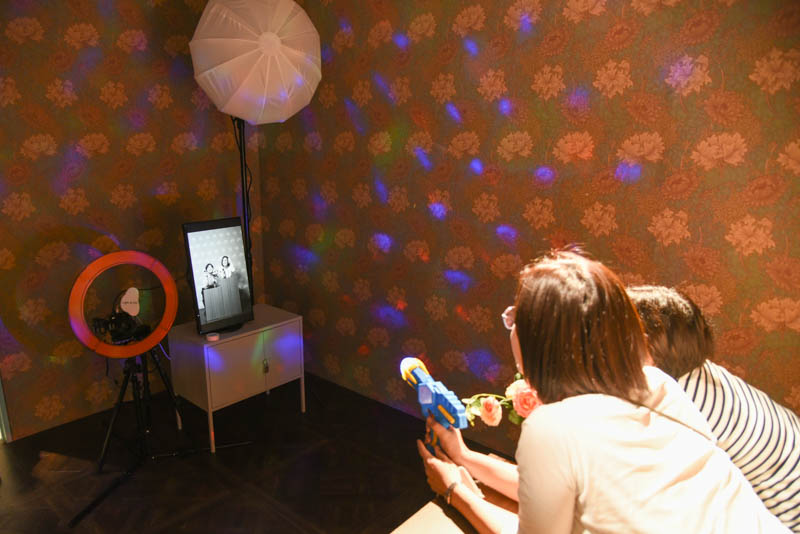 15分間の撮影時間の中で、多い人は200カット程も撮影するという。それらのデータはすべて受け取れるため、利用料金に対して“お得感”が得られるかもしれない