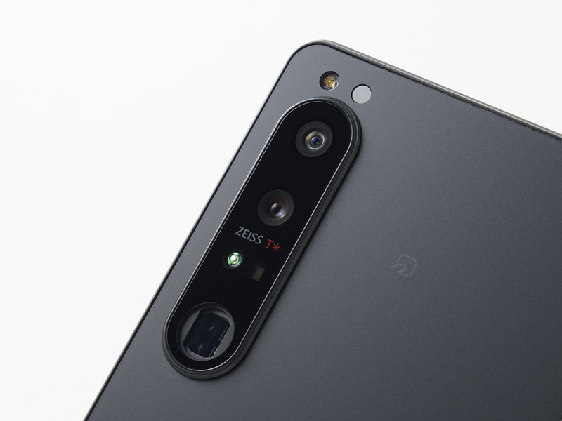 上から16mm相当、24mm相当、85-125mm相当のカメラユニット。ZEISS T＊のロゴも見える