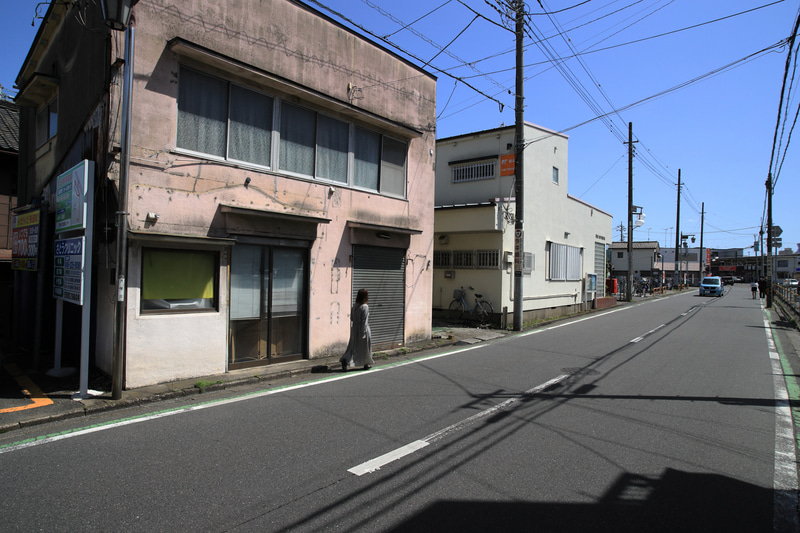 地方都市の地味な街並みだって、画になることがありますね。使用レンズにもよるのですが、古いレンズなのにヌケがいいのが謎です。<br>EOS R　シグマ20mm F1.8 EX DG ASPHERICAL RF（F11・1/1,000秒）ISO 400