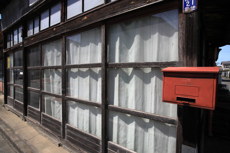 ちょっとくらいタル型の歪曲があったほうがいいんじゃないかと思うことがあります。実直に全てが真っ直ぐに写らないと気が済まない人にはサードパーティのレンズは勧めません。<br>EOS R　シグマ20mm F1.8 EX DG ASPHERICAL RF（F10・1/800秒）ISO 400