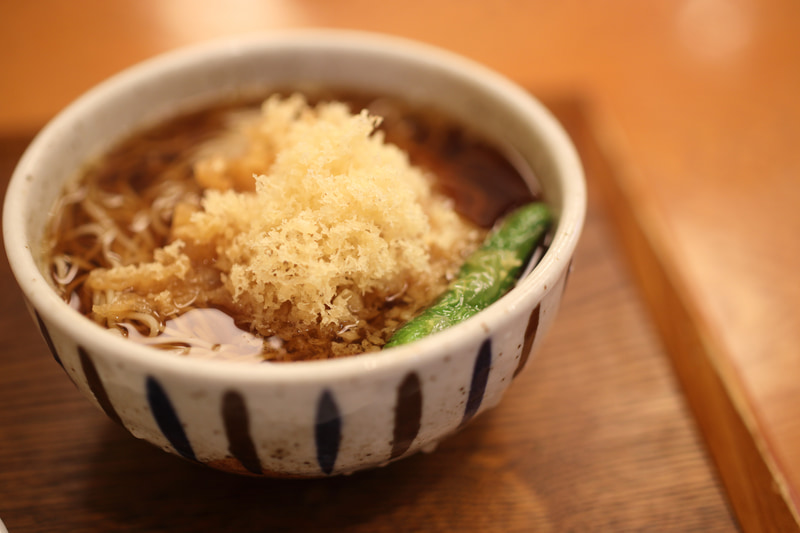 ある日のお昼のかき揚げそば。普段はiPhoneで撮影してますが、気まぐれに。サードパーティのレンズですからデジタルレンズオプティマイザを使えません。けれど昨今のレンズメーカーの製品は気合いが違います。単体でもよく写らないと商売になりませんし。<br>EOS R　タムロンSP 45mm F/1.8 Di VC USD（F2・1/160秒）ISO 400